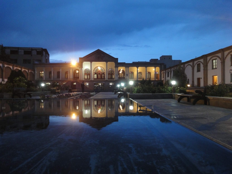 خانه امیر نظام در شب